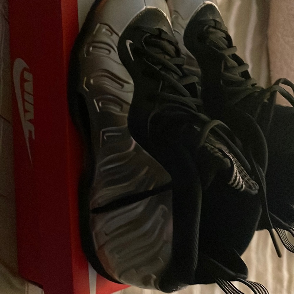 Nike foam sneakers, 6.5. Only worn 1 time. Perfect condition!